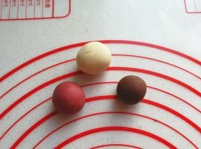 把三色小面团分别揉均匀滚圆备用；