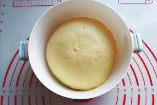 发酵好的面团取出挤压排气；