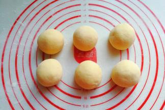 然后分成均匀的六等份滚圆，盖保鲜膜静置10~15分钟；