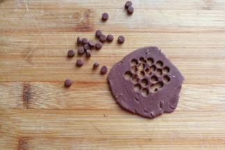 再把可可小面团擀开，用吸管刻出棕色小圆形；