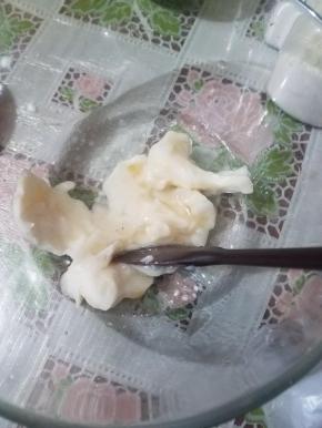 接着做油皮的部分，猪油和热水用手动打蛋器混匀，做一下乳化，这样可以保证大家的状态都跟我一样，因为猪油室温软化的软硬度，取决于室温，软硬度不一样，加进去的水也会不一样，水只是暂时和油混合，所以混合完要马上使用。