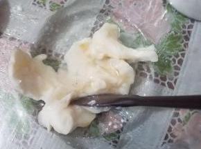 接着做油皮的部分，猪油和热水用手动打蛋器混匀，做一下乳化，这样可以保证大家的状态都跟我一样，因为猪油室温软化的软硬度，取决于室温，软硬度不一样，加进去的水也会不一样，水只是暂时和油混合，所以混合完要马上使用。