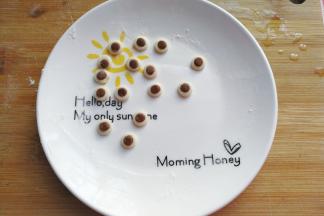 再用手指轻轻向下按压一下，这样就更像眼珠啦；