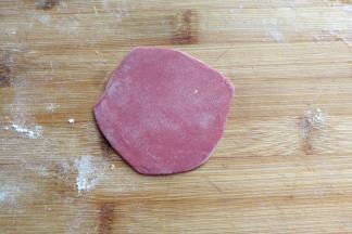 接着把红色小面团也擀开；