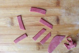 先用刀划出几条小长方形；