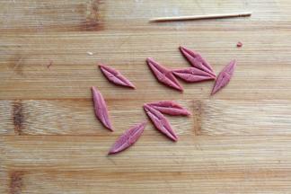 然后再把小长方形两头修成尖尖的三角形，最后再用牙签在两头压出一道印，小鸟的嘴巴就做好啦；