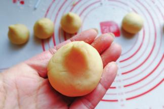 静置好的面团搓圆，用手向上提捏出一个小尖角，不要太尖稍微圆润一点哦；