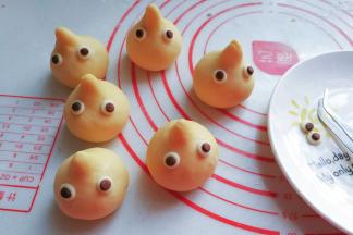 然后用摄子夹着小鸟的眼睛，沾点水摆在合适的位置当小鸟的眼睛；