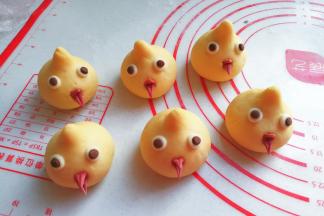 再把红色小嘴巴对折也沾点水，摆在嘴巴位置上，用牙签稍微用力压紧；