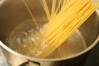 锅里放水，烧开后放入意面煮9分钟，煮的时候加盐和油，煮好的意面捞出过凉水沥干水分待用。