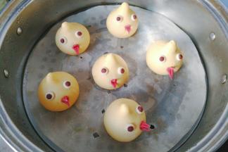 做好的小鸟馒头摆入蒸锅中，再静置10分钟左右，然后大火烧开后转中火蒸15~20分钟关火，虚蒸四五分钟后开盖取出晾凉！