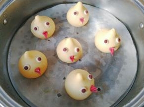 做好的小鸟馒头摆入蒸锅中，再静置10分钟左右，然后大火烧开后转中火蒸15~20分钟关火，虚蒸四五分钟后开盖取出晾凉！