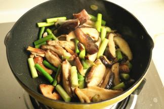 加盐调味，并炒断生。