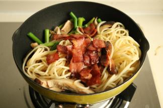 加入煮好的意面和培根。