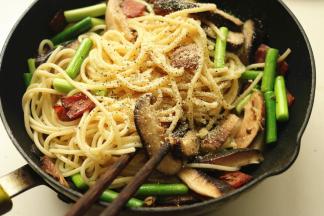 炒匀即可，撒现磨黑胡椒和芝士粉。