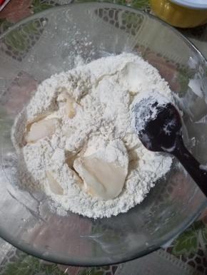 接着来做油酥，把低筋面粉和室温软化的猪肉用刮刀先拌匀。