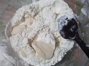 接着来做油酥，把低筋面粉和室温软化的猪肉用刮刀先拌匀。
