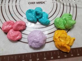 醒发好的水油皮加上喜欢的色素，均分成五份不同的颜色。