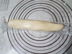 接着把油酥平均分成20小份，每份12克，同样多一点少一点问题不大，我的量是有预多的，所以大家保证每一份足称就可以。