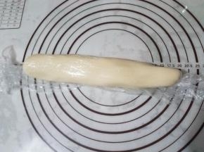 接着把油酥平均分成20小份，每份12克，同样多一点少一点问题不大，我的量是有预多的，所以大家保证每一份足称就可以。