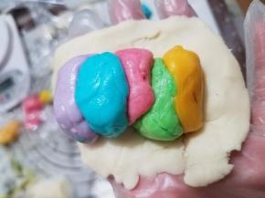水油皮擀成长片，颜色可按自己的喜好排列整齐。想要哪头作为圆心，在摆放油酥时将红色放在两头的任意一头。