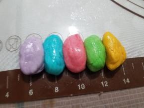 把彩色每份颜色取出一点组合一份18g上下。