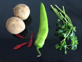 准备食材：土豆、青椒、香菜、干红椒