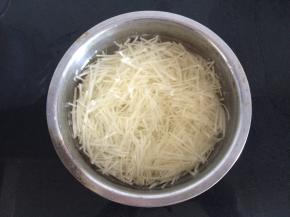 切好的土豆丝用清水浸泡，去除淀粉