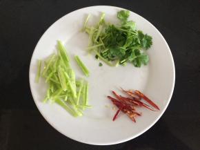 其他辅料也切丝备用