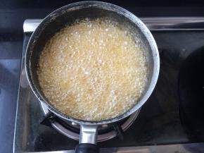 油热至7成时，放入已经沥去水分的土豆丝，刚放进去会有很多的小泡泡