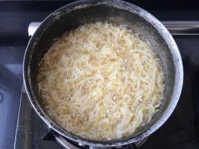 耐心炸制，水分慢慢消失，泡泡变少了