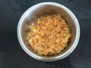 用筷子扒拉感觉到土豆丝已炸出水分，有刷刷声时，就可以捞出了