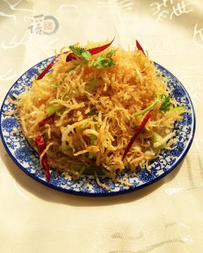 趁热撒精盐，将青椒丝、香菜丝、干红椒丝一起搅拌均匀即可