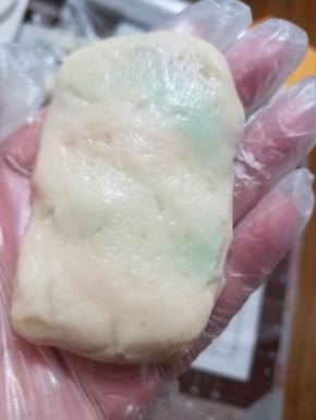 上下两头包紧，整理成长方体，稍微按压扁平，收口朝下。