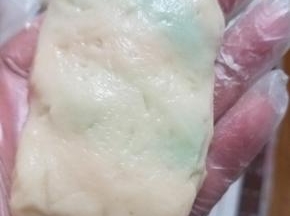 上下两头包紧，整理成长方体，稍微按压扁平，收口朝下。