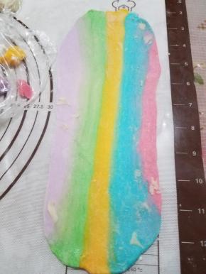 轻轻地将扁平的油酥皮擀成长方体，让油酥均匀分布在油皮里。如果四周有白边的，可以在这一步小心的将白边进行切除，并稍微将切除的部分进行按压，稍微按紧即可。