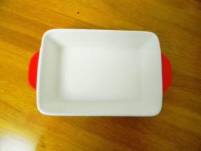 取一个容器，什么样的都可以，底部和四周刷油