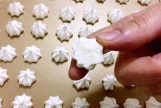 晾凉后取下的蛋白糖底部是光滑的