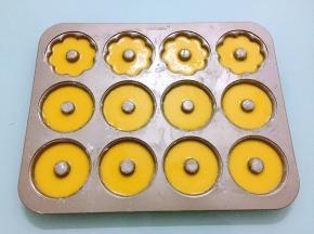 挤入模具七八分满，提出模具震一震，震出大气泡