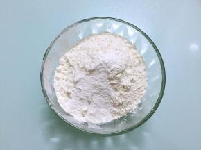 低筋面粉加入泡打粉混合均匀备用