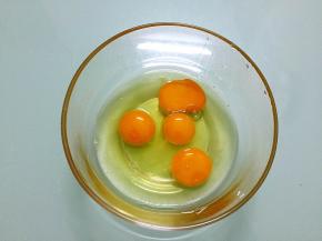 鸡蛋打入碗中