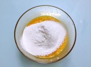 筛入混合好的粉类