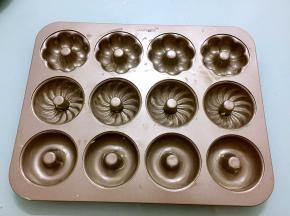 模具先涂抹上黄油（黄油提前软化）