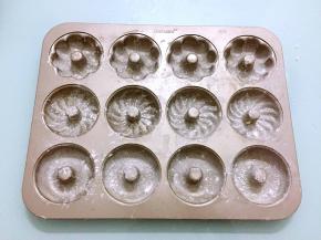 再撒上高筋面粉防粘