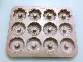 再撒上高筋面粉防粘