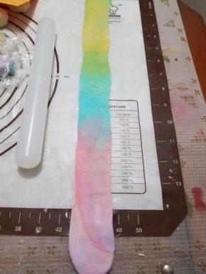 用擀面杖从中间往两边擀。尽量擀长一点，形状擀规整一点，卷的圈数越多，蛋黄酥上面的圈圈也越多。