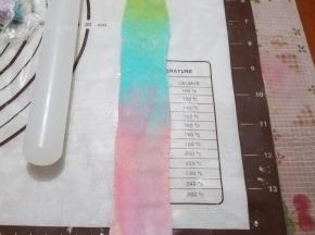 用擀面杖从中间往两边擀。尽量擀长一点，形状擀规整一点，卷的圈数越多，蛋黄酥上面的圈圈也越多。