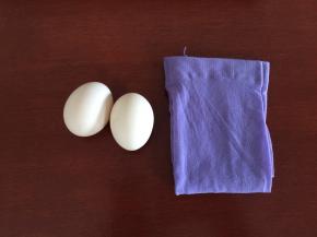 准备食材和用具：鸡蛋、丝袜（这是新的哦 O(∩_∩)O哈！）