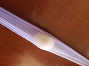 把鸡蛋装进丝袜内