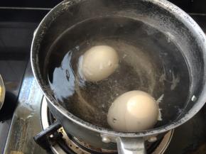 放入锅中把鸡蛋按常规方法煮熟